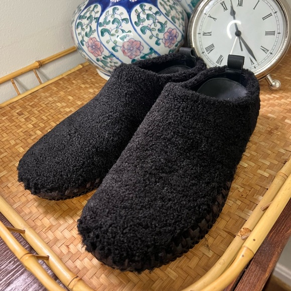 Antelope Shoes - Antelope black Sherpa clog slippers
